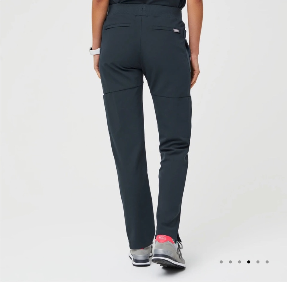 FIGS Women’s Mundri Scrub pants- Dark Harbor - Picture 3 of 9